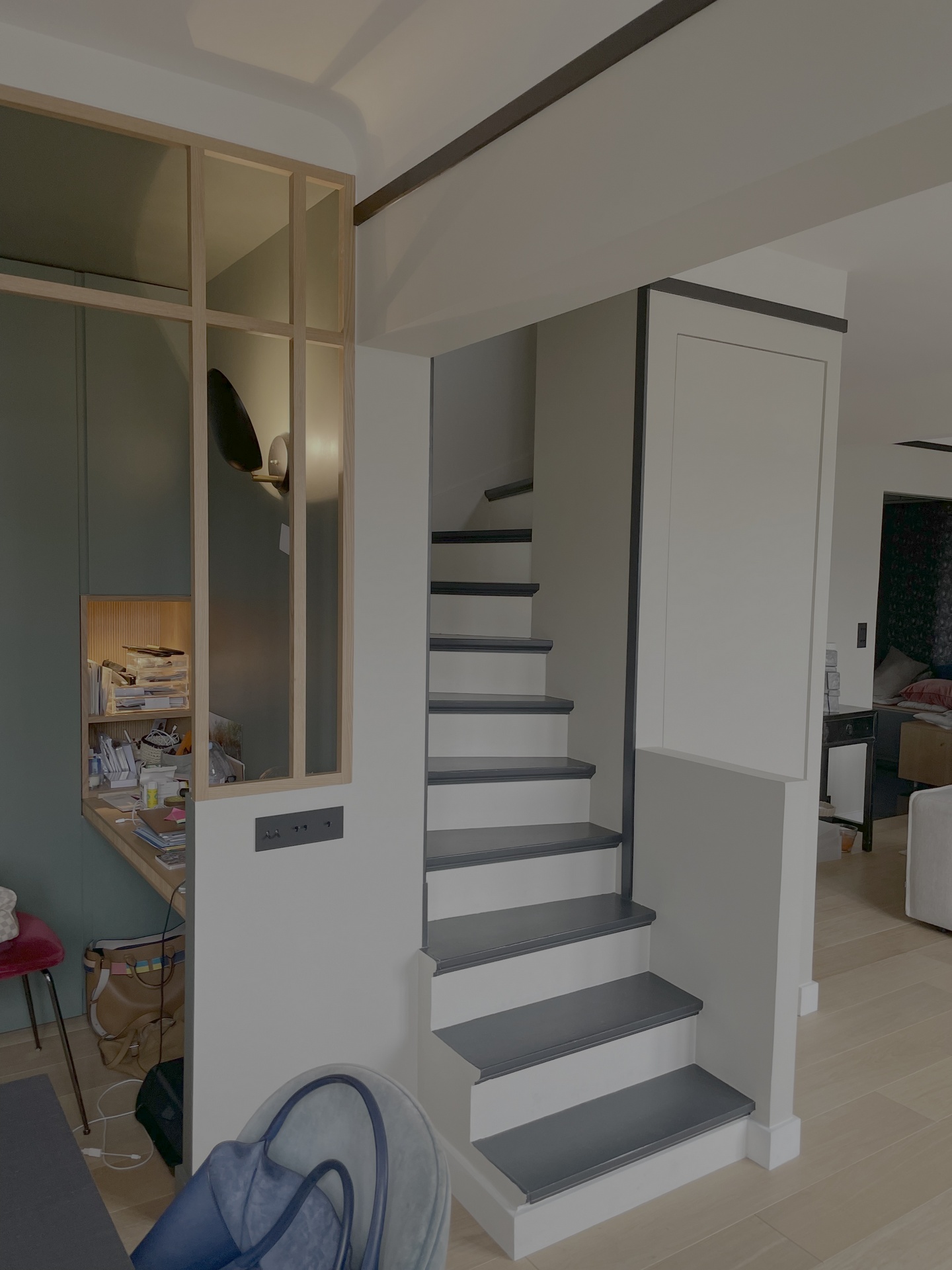 Escalier design avec cloison verrière dans une rénovation haut de gamme à Paris