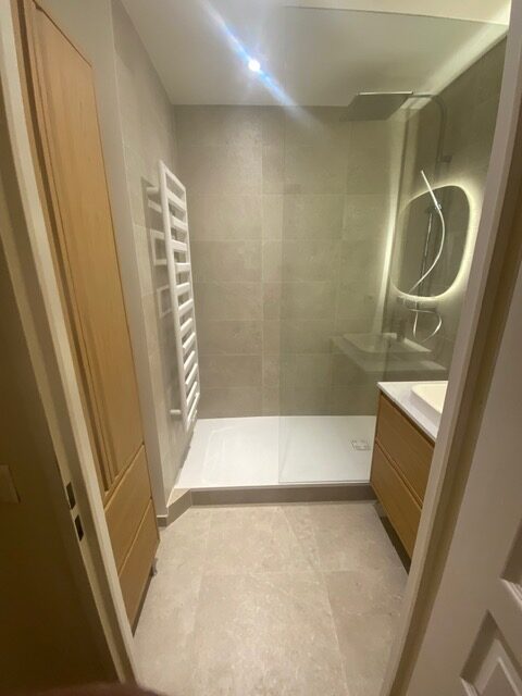 Rénovation de salon contemporain avec banquette sur-mesure et table en marbre – APS